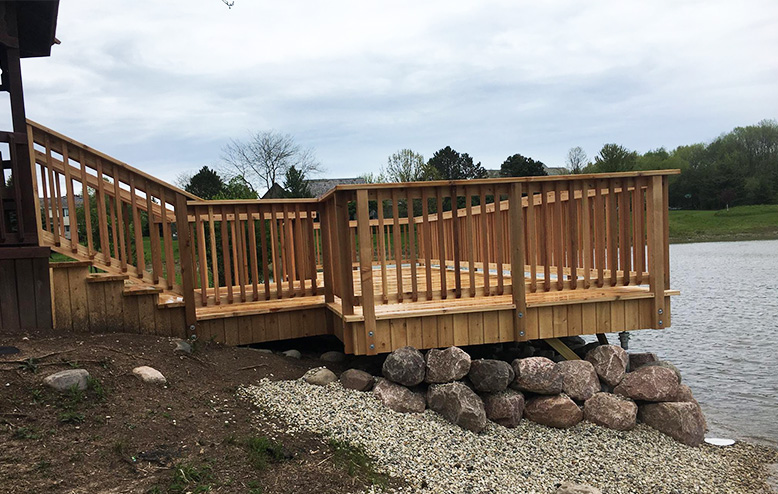 construire un patio sur pieux en bordure de lac