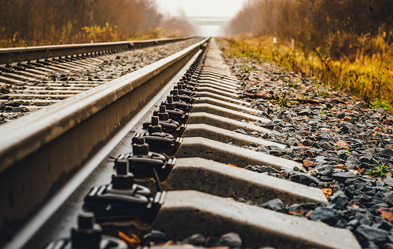 Chemin de fer sur pieux vissés