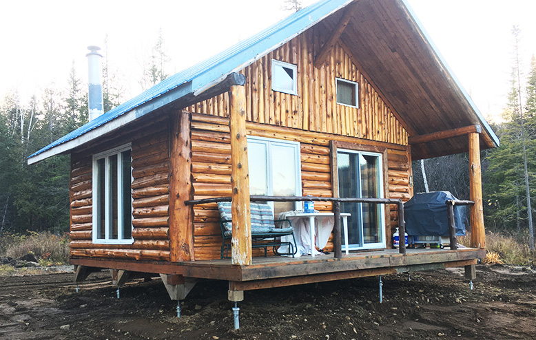 pieux vissés pour chalet en bois rond