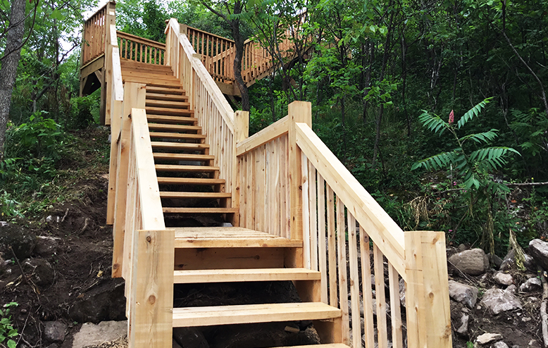 comment installer un poteau d'escalier dans une pente grâce aux pieux GoliathTech