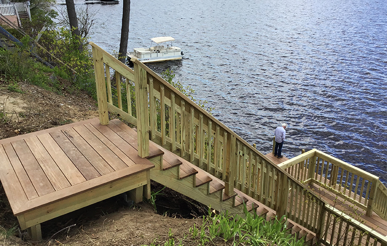 escalliers et passerelle sur pieux pour descendre au lac