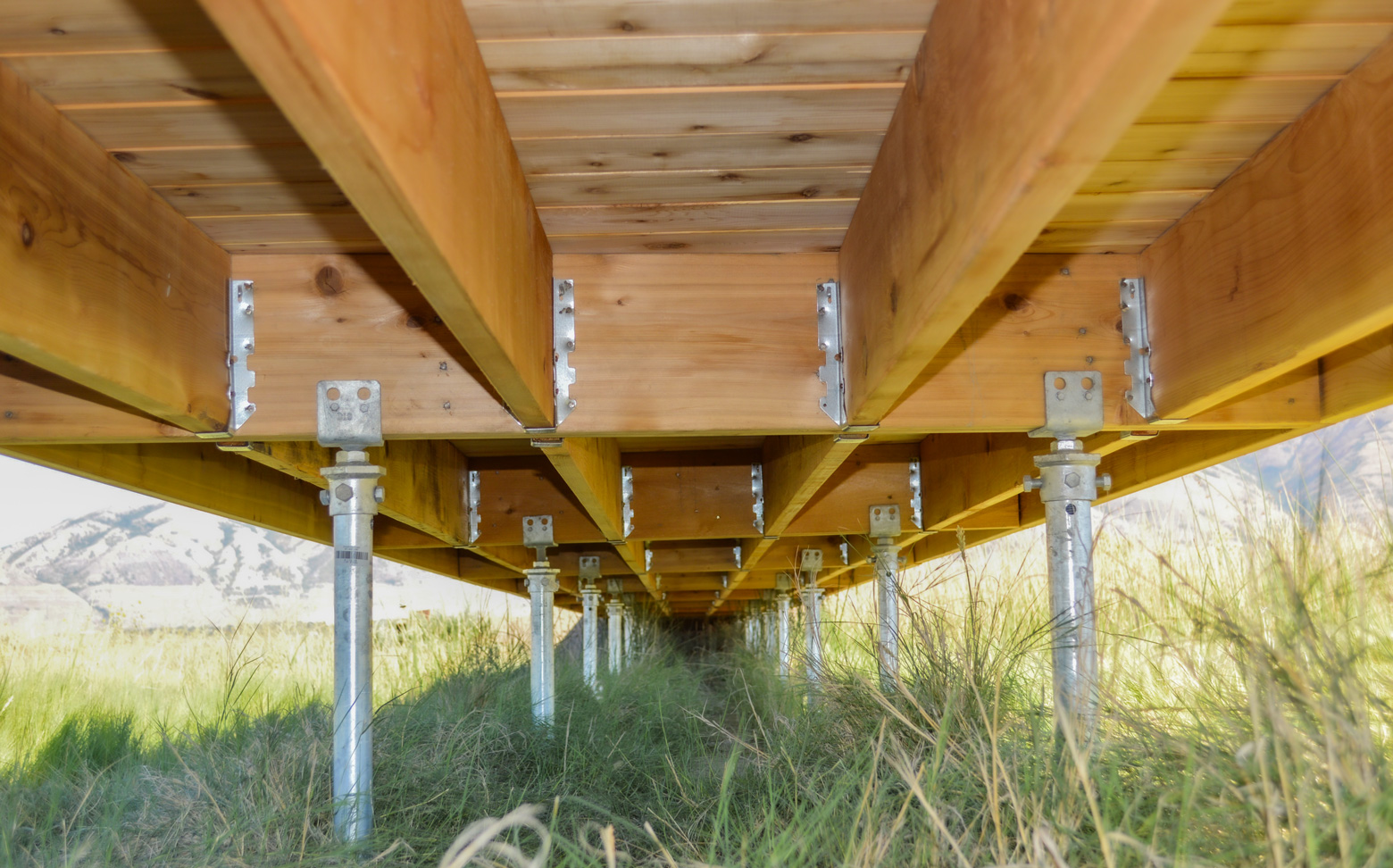 Pieux vissés vs béton une résistance au soulèvement lors d'intempéries